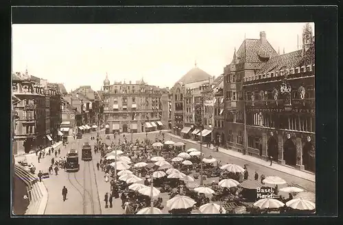 AK Basel, Markt mit Rathaus und Strassenbahn