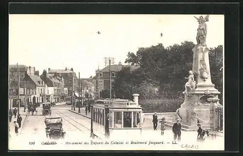 AK Calais, Monument des Enfants du Calaisis et Boulevard Jacquard, Strassenbahn