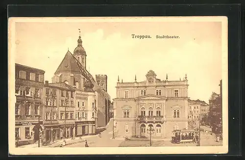AK Troppau, Stadttheater mit Geschäften und Strassenbahn