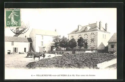 AK Villeneuve-sur-Auvers, Une cour de ferme