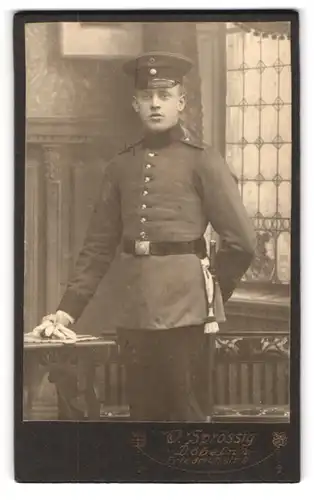 Fotografie O. Sprössig, Döbeln, Friedrichstrasse 9, Junger Soldat in Uniform mit Bajonett und Portepee