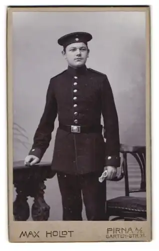 Fotografie Max Holdt, Pirna a. E., Garten-Strasse 31, Junger Soldat in Uniform mit Bajonett