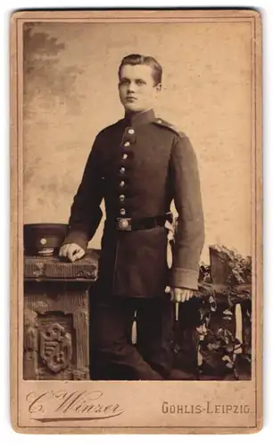 Fotografie C. Winzer, Gohlis-Leipzig, Leipziger Strasse 7, Junger Soldat in Uniform mit Bajonett und Portepee