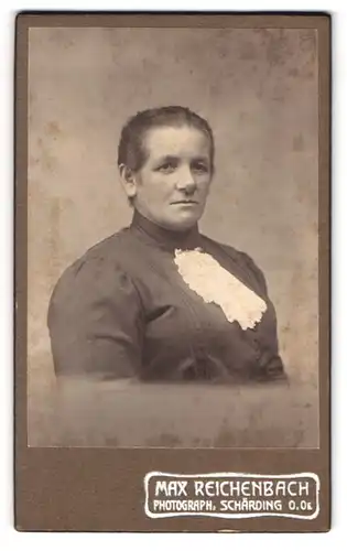 Fotografie Max Reichenbach, Schärding, Bahnhofstrasse 183, Frau mittleren Alters im schwarzen Kleid