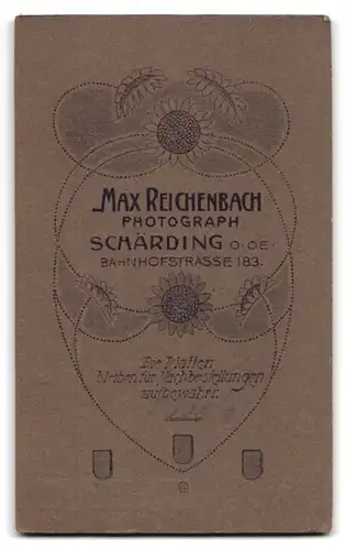 Fotografie Max Reichenbach, Schärding, Bahnhofstrasse 183, Frau mittleren Alters im schwarzen Kleid