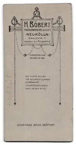 Fotografie Hermann Böbers, Berlin-Neukölln, Saalestrasse 1, Mädchen im schwarzen Kommunionskleid und Blumenstrauss