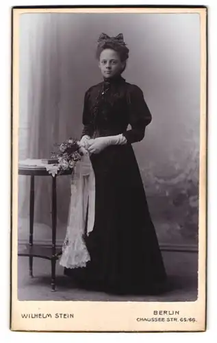 Fotografie Wilhelm Stein, Berlin, Chaussee Strasse 65 /66, Mädchen in schwarzen Kleid und weissen Handschuhen, Kommunion