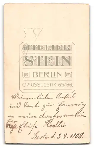 Fotografie Wilhelm Stein, Berlin, Chaussee Strasse 65 /66, Mädchen in schwarzen Kleid und weissen Handschuhen, Kommunion