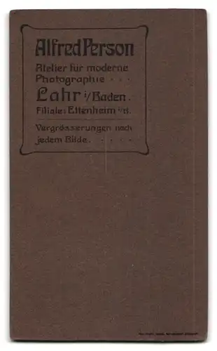 Fotografie Atelier Person, Lahr i. Baden, Bursche im Sonntagsstaat mit Bibel und Kommunionskerze