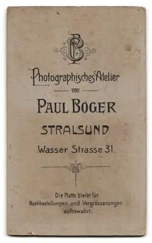 Fotografie Paul Boger, Stralsund, Wasserstrasse 31, Junge im feinen Zwirn mit Hut und Blümchen am Revers