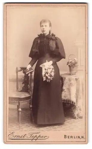 Fotografie Ernst Tepper, Berlin, Chaussee-Strasse 28, Fräulein im schwarzen taillierten Kleid und Blumenstrauss, Kommunion