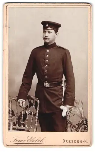 Fotografie Franz Ehrlich, Dresden, Königsbrücker-Strasse 105, Soldat in Uniform mit Bajonett und Portepee