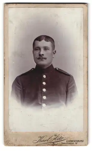 Fotografie Karl Hils, Ludwigsburg, Seestrasse 1a, Junger Soldat in Uniform