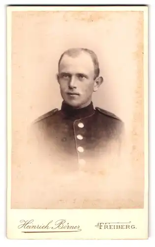 Fotografie Heinrich Börner, Freiberg i. S., Wernerplatz, Blonder Soldat in Uniform