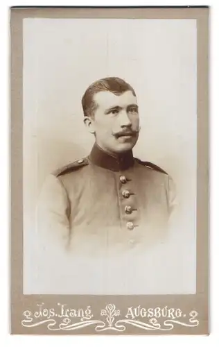 Fotografie Jos. Lang, Augsburg, Morellstrasse 4, Soldat mit gezwirbeltem Schnauzer in Uniform