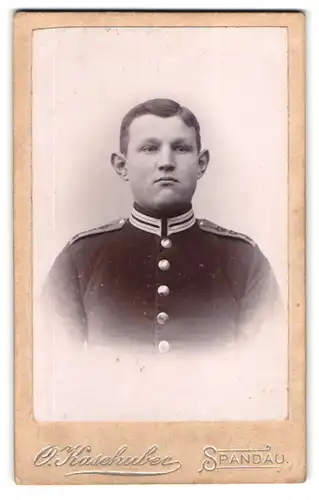 Fotografie O. Kaschubec, Berlin-Spandau, Potsdamer-Strasse 7, Junger segelohriger Gardesoldat in Uniform