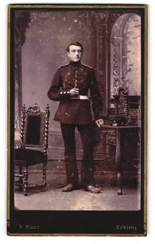 Fotografie J. Laux, Coblenz, Schloss-Strasse 49, Soldat in Uniform mit Bajonett und Portepee, Orden