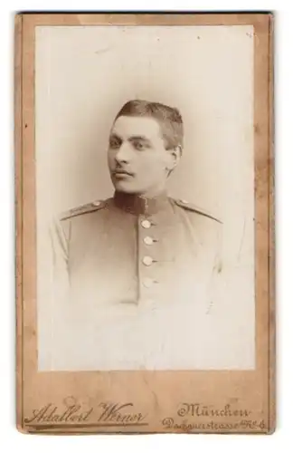 Fotografie Adalbert Werner, München, Dachauerstrasse 6, Junger Soldat in Uniform, Inf. Rgt. 1