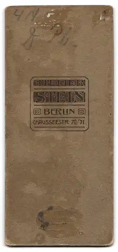 Fotografie Atelier Stein, Berlin, Chausseestrasse 70 /71, Junges Fräulein in Rock und Bluse mit freundlichen Lächeln