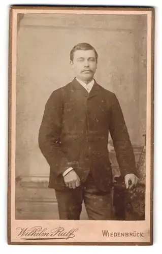 Fotografie Wilhelm Rulf, Wiedenbrück, Portrait eines Mannes im Anzug