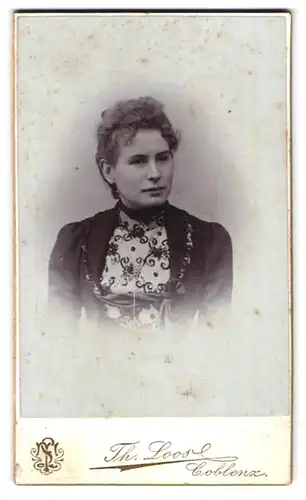 Fotografie Th. Loos, Coblenz, Schlossstrasse 22, Portrait einer Dame im Kleid