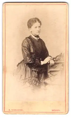 Fotografie E. Schroeter, Meissen, Obergasse 597, bürgerliche Frau im Kleid mit Hochsteckfrisur