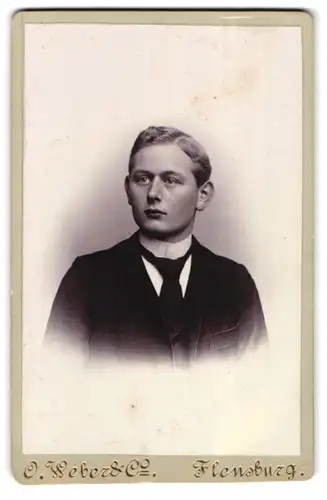 Fotografie O. Weber &Co, Flensburg, Junger Mann mit Seitenscheitel und Anzug