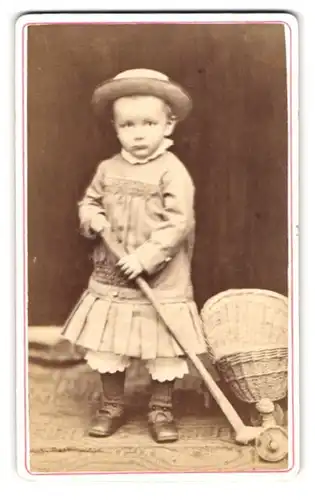 Fotografie unbekannter Fotograf und Ort, F. Faist als Kleinkind mit Stock