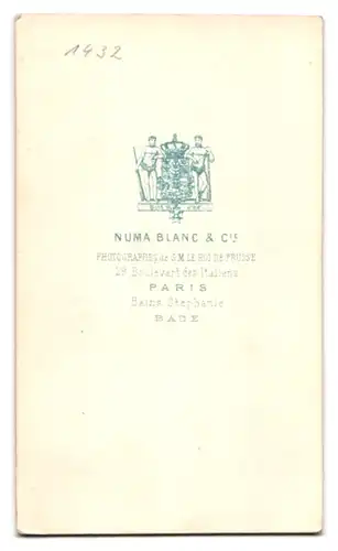 Fotografie Numa Blanc & Cie, Paris, Boulevart des Italiens, Junger Mann mit Fliege und Seitenscheitel