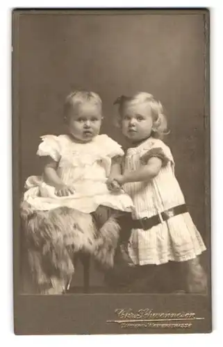 Fotografie Chr. Schwennesen, Tondern, Westerstrasse, Junges Mädchen mit Geschwisterchen