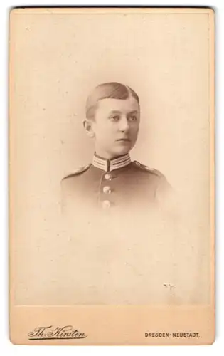 Fotografie Th. Kirsten, Dresden, junger Knabe in Gardeuniform mit Mittelscheitel