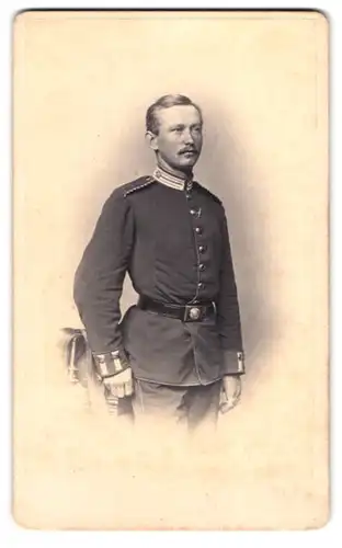 Fotografie Conrad Albus, Dresden, gr. Ziegelgasse 45, Portrait Einjährig-Freiwilliger in Gardeuniform I.R. 101