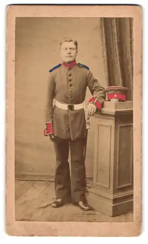 Fotografie C. Ducas, Neuf Brisach, Place du marche 224, Portrait Soldat August Jander jun. in Uniform, Hand Koloriert