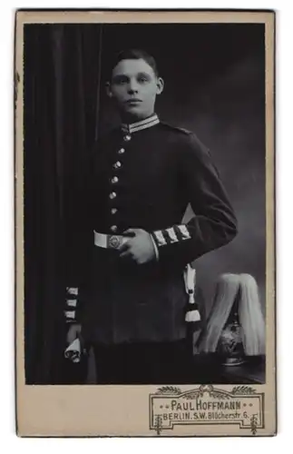 Fotografie Paul Hoffmann, Berlin, Blücherstr. 6, junger Soldat in Uniform Gn. Rgt. 2 mit Pickelhaube Rosshaarbusch