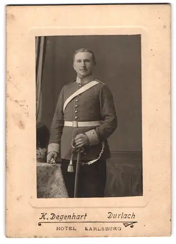 Fotografie K. Degenhart, Durlach, Offizier in Uniform mit Pickelhaube Rosshaarbusch