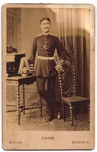 Fotografie L. Weise, Berlin, Neue Königstr. 51, Portrait Garde Soldat in Uniform mit Pickelhaube Rosshaarbusch