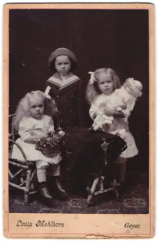 Fotografie Louis Mehlhorn, Geyer, Portrait drei kleine Kinder mit blonden Haaren und grosser Puppe im Arm