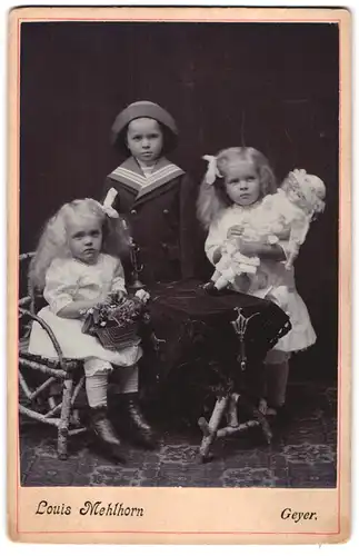 Fotografie Louis Mehlhorn, Geyer, Portrait niedliche blonde Mädchen mit grosser Puppe im Arm