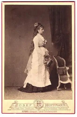Fotografie Josef Hoffmann, Wien, Franz Josef Quai, Portrait junge Schauspielerin im weissen Kleid mit Blumenkorb