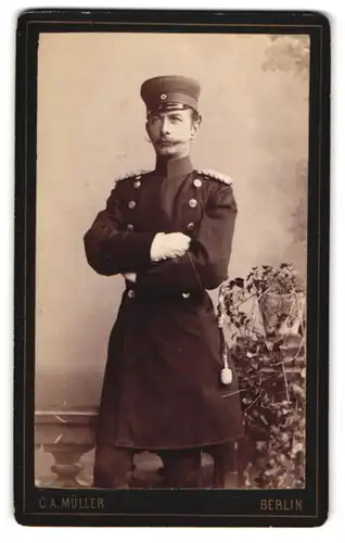 Fotografie C. A. Müller, Berlin, Chaussee-Str. 40, Portrait Offizier in Uniform mit Säbel und Potepee
