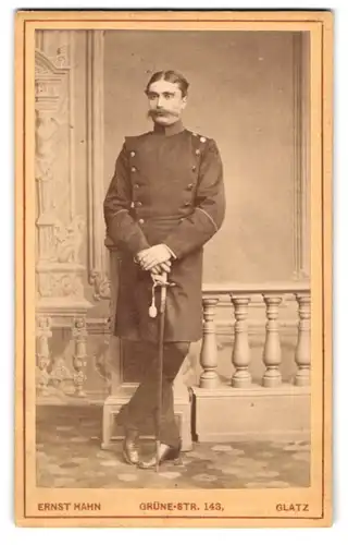 Fotografie Ernst Hahn, Glatz, Grüne-Str. 143, Portrait Soldat in Uniform I.R. 38 mit Säbel