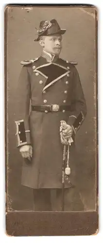 Fotografie Ferd. Urbahns, Kiel, Schlossgarten 17, Offizier Marine Ingenieur Peter Barghoorn in Uniform mit Zweispitz