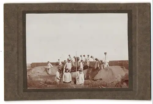 Fotografie unbekannter Fotograf, Ansicht Jüterbog, Soldaten beim Arbeitseinsatz im Truppenübungsplager 1907