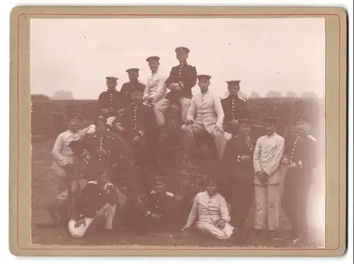 Fotografie unbekannter Fotograf, Ansicht Colberg, Soldaten der 4 Comp. G. Fs. A. Rgt., 1895