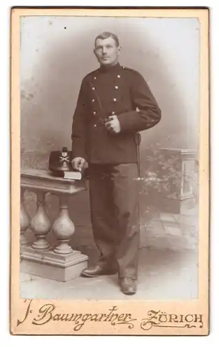 Fotografie J. Baumgartner, Zürich, Portrait schweizer Soldat in Uniform Rgt. 6 mit Bajonett