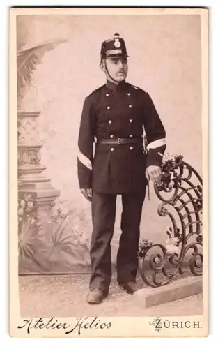 Fotografie Helios, Zürich, Bahnhof-Str. 60, Portrait schweizer Soldat in Uniform Rgt. 66 mit Tschako