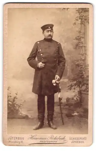 Fotografie Hermann Rohrbeck, Jüterbog, Planeberg 10, Portrait Soldat in Uniform mit Säbel im Atelier