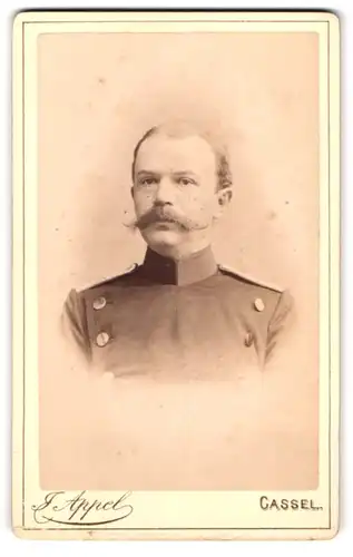 Fotografie J. Appel, Cassel, Portrait Soldat in Uniform mit Moustache