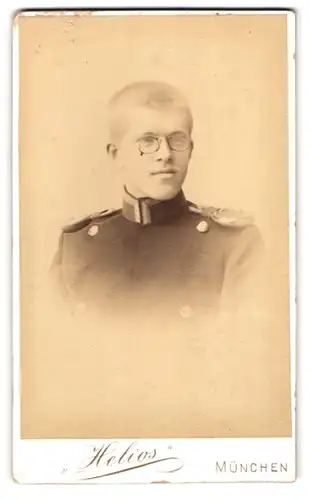 Fotografie Helios, München, Pfandhausstr. 5, Portrait junger Uffz. in Uniform mit Epauletten und Zwicker Brille