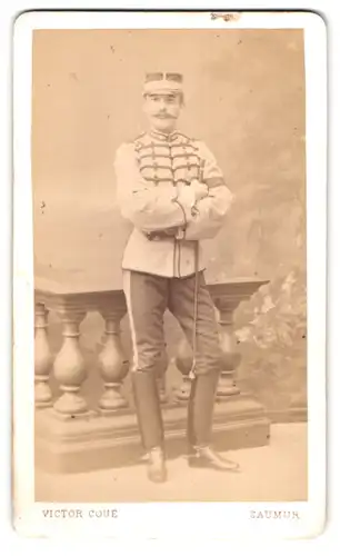 Fotografie Victor Coue, Saumur, Rue d`Orleans 50, Portrait Husar in heller Uniform mit Säbel